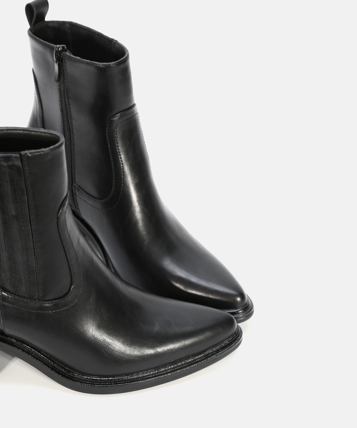 Botines negros tac&oacute;n chelsea image number null